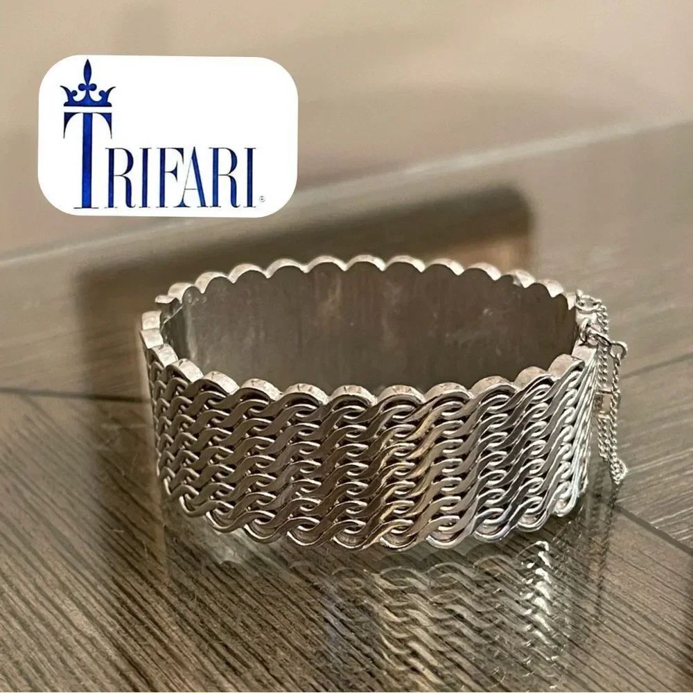 Vintage Crown TRIFARI Flattened Chain Textured Hinged Bracelet with Safety Chain